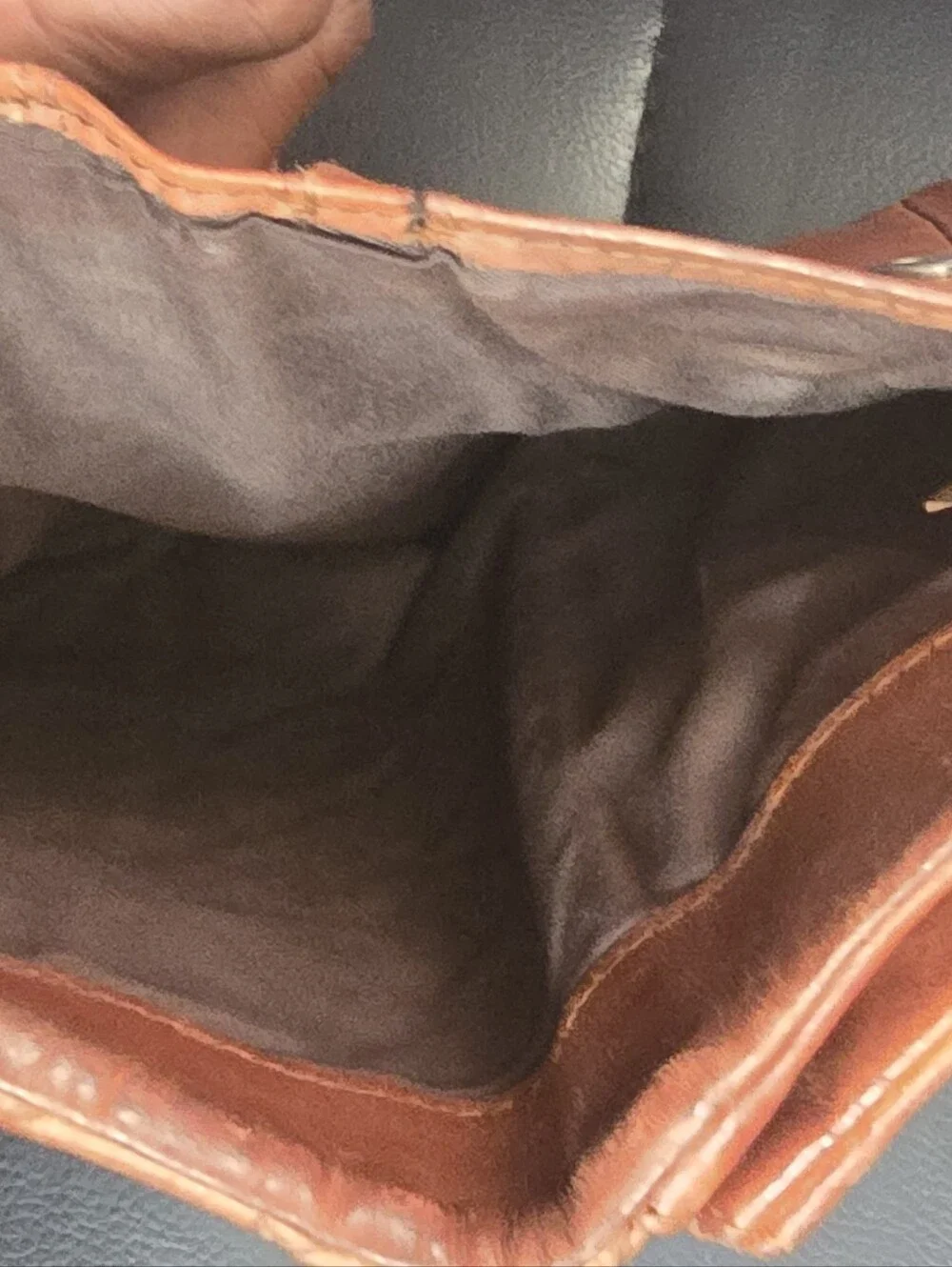 Vintage-Style Brown Leather Zip Wallet -